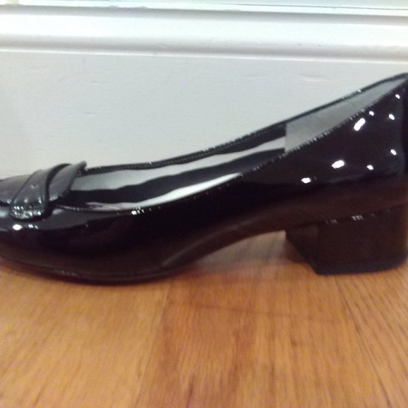 Dolce & Gabbana black patent woman's shoe size 38.5 - Picture 2 of 4